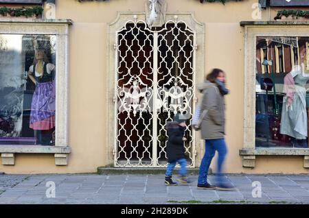Bloqueo en Österreich, geschlossenes Geschäft (Europa) - Lockdown en Austria, tienda cerrada (Europa) Foto de stock