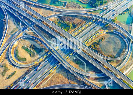Vista aérea del nuevo cruce de carreteras o intersección de autopistas en Hangzhou.