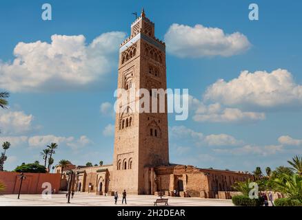 Marrakech, Marruecos - 22 de septiembre de 2019 : vista de la Kotoubia mezquita con los turistas que caminan en la plaza Foto de stock