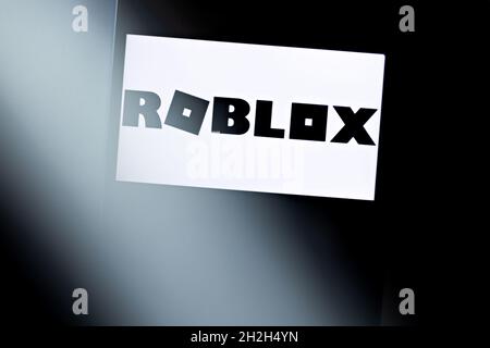 Logotipo Roblox Sign Na Sede. Roblox é Uma Plataforma De Jogos Online E Um  Sistema De Criação De Jogos Imagem Editorial - Imagem de fachada, oferecer:  202128270