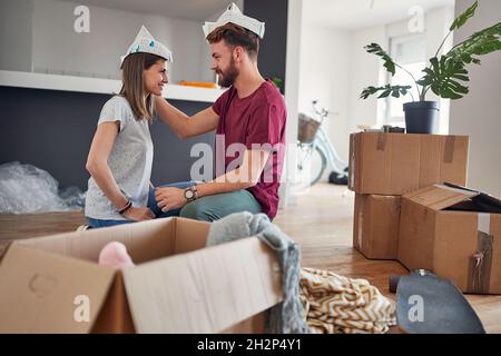 joven pareja casada enamorada está a punto de besarse en su nuevo apartamento. Foto de stock