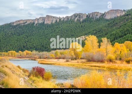Colores de otoño y acantilados a lo largo del río Clark Fork cerca de Drummond, Montana Foto de stock