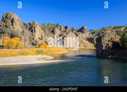colores otoñales y acantilados a lo largo del río missouri cerca de dearborn, montana Foto de stock