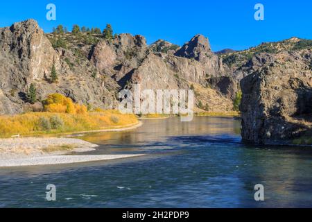 colores otoñales y acantilados a lo largo del río missouri cerca de dearborn, montana Foto de stock