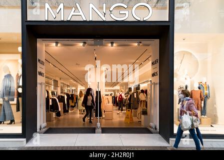 Panda George Bernard por ciento Un pase para mujer delante de la tienda de ropa Mango en Valencia  Fotografía de stock - Alamy