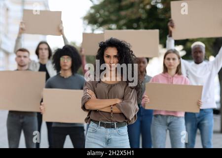 Mujer activa que dirige a un grupo de manifestantes en la calle