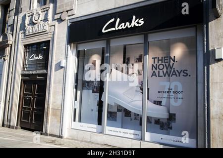 Acercarse Curiosidad asentamiento Una tienda de zapatos Clarks en Oxford Street, en el centro de Londres  Fotografía de stock - Alamy