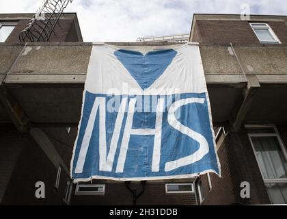 El letrero de apoyo del NHS se muestra en el lateral del edificio durante la pandemia de Coronavirus, Vauxhall, Londres. Fecha de la foto: Domingo 17th de mayo de 2020. El crédito de la foto debe ser: David Jensen/EMPICS Entertainment