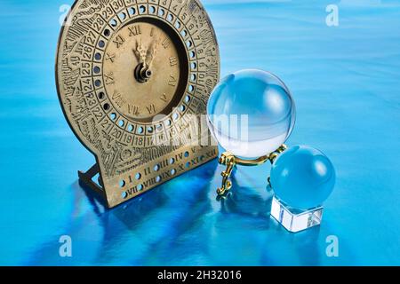 La adivinación con una bola de cristal Fotografía de stock - Alamy