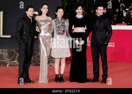 Kit Harington , Angelina Jolie , Chloé Zhao, Gemma Chan , Richard Madden en el Festival de Cine de Roma 2021. Alfombra roja eternals. Roma (Italia), 24th de octubre de 2021 Foto de stock