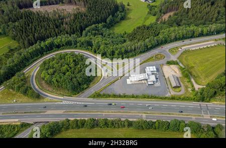 Vista aérea, cruce de autopista Drolshagen, autopista A45 con gasolinera y rotonda de árboles, Germinghausen, Drolshagen, Sauerland, Rin del Norte-Wes