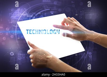 Mano holdig futurista tableta, concepto de tecnología Foto de stock