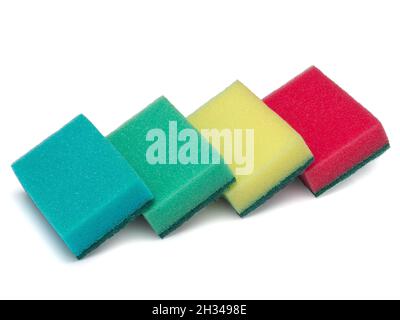 Esponjas de colores para lavar platos y otras necesidades domésticas. Foto de stock