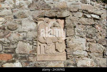 Tallado en la pared en las ruinas de Deer Abbey, un antiguo monasterio cisterciense cerca de Mintlaw, Buchan, Aberdeenshire, Escocia Foto de stock