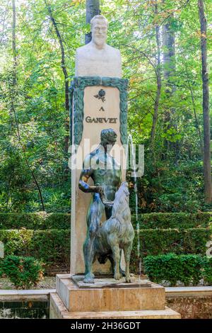 GRANADA, ESPAÑA - 2 DE NOVIEMBRE de 2017: Estatua de Angel Ganivet en Granada, España Foto de stock