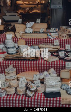 Londres, Reino Unido - 17 de octubre de 2021: Variedad de quesos en un puesto de queso y charcutería en Borough Market, uno de los mercados de alimentos más grandes y antiguos de L Foto de stock
