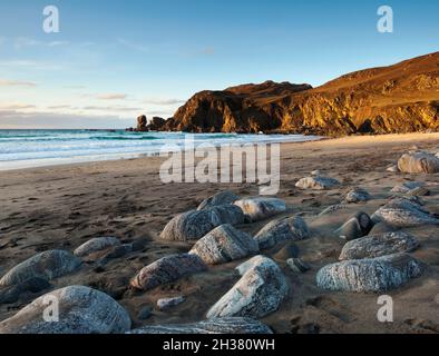 Playa de Dalmor (Traigh Dhail Mhor) cerca de Carloway, Isla de Lewis. En primer plano se ven rocas de gneis de Lewisian que están desgastadas por el mar Foto de stock