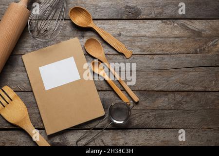 Libro de recetas en blanco con utensilios de cocina sobre fondo blanco  Fotografía de stock - Alamy