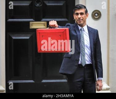 Westminster, Londres, Reino Unido, 27th de octubre de 2021. Rishi Sunak, Canciller de la Hacienda, posa fuera de 11 Downing Street con la icónica caja roja en el Día del Presupuesto. Crédito: Imageplotter/Alamy Live News