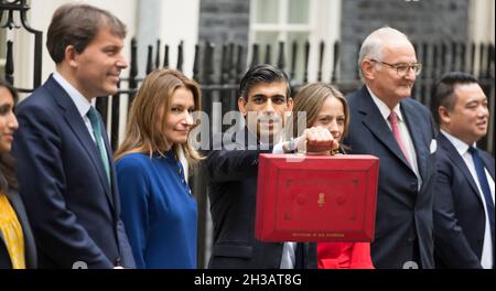 Rishi Sunak, Canciller del Tesoro, fuera de 11 Downing Street para la prensa tradicional photohoot con su caja roja del presupuesto, 27 de octubre de 2021.
