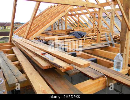 Construcción de techado. Cerca de vigas de madera, aleros, vigas de madera  instalados en pared de ladrillo con bitumen membrana impermeabilizante y  anclajes en metal Fotografía de stock - Alamy