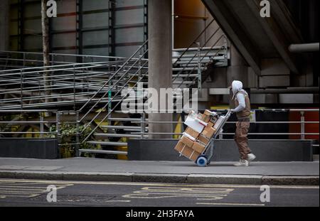 Conductor de entrega UPS en Lloyds Building, Londres, Reino Unido. Foto de stock