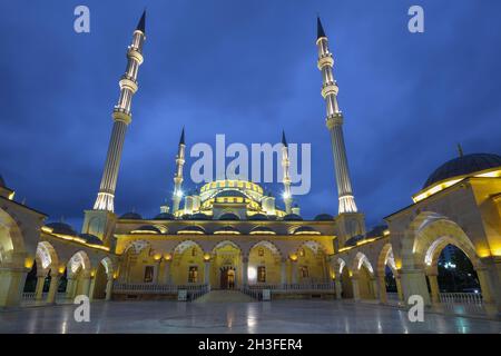GROZNY, RUSIA - 30 DE SEPTIEMBRE de 2021: Noche en el patio de la mezquita del 'Corazón de Chechenia'