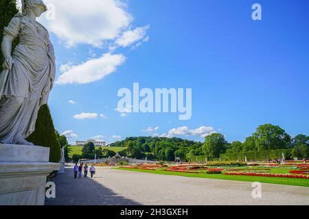 Viena Austria - 4 2017 de septiembre; los turistas en los terrenos del Palacio de Schonbrunn disfrutar del medio ambiente y el día con la estructura de columna conocida como la Gtorie