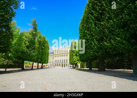 Viena Austria - septiembre de 4 2017;Palacio de Schonbrunn y los turistas al final de un largo camino blanco que conduce entre árboles