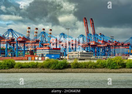 Grúa de carga para contenedores que se van a cargar en buques en el puerto de Hamburgo. Hamburgo, Alemania, Europa Foto de stock