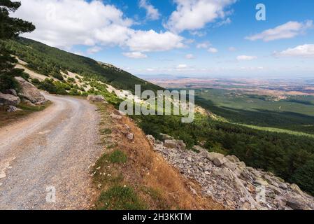 Camino rural en la montaña moncayo, región de Aragón, España. Ambiente natural en temporada de verano. Foto de stock