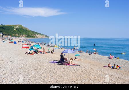 Mucha gente en la playa de guijarros en Seaton Devon Inglaterra Reino Unido GB Europa