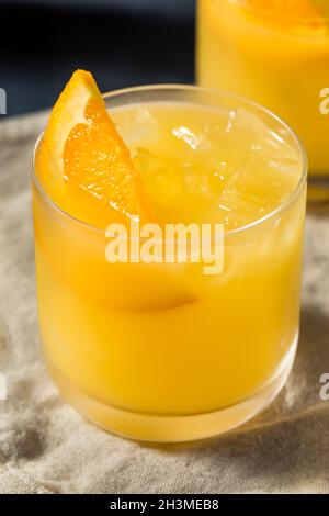 Nuez Motivación costilla Cóctel de mono de latón con vodka con zumo de naranja Fotografía de stock -  Alamy