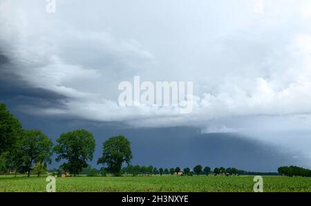La llegada de una gran tormenta, tempestad o huracán sobre el paisaje rural. Foto de stock