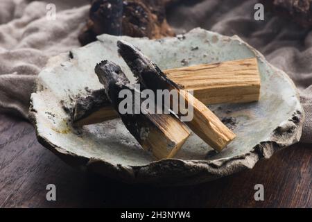Ceremonia de emborracamiento con el palo de incienso de madera santo peruano de Palo Santo Foto de stock
