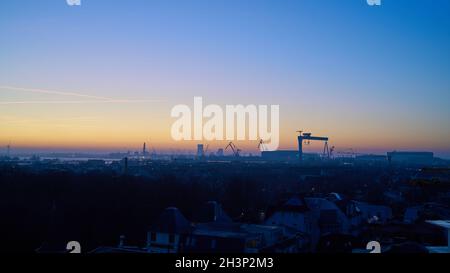 Vista sobre la ciudad de Warnemuende al puerto en Rostock en Alemania al amanecer