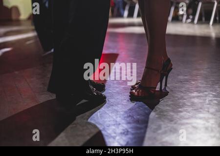 Zapatos de baile de pareja joven, parejas bailando la tradicional milonga de danza latina argentina en el salón de baile, la clase salsa bachata kizomba de tango, danza Fotografía de stock -