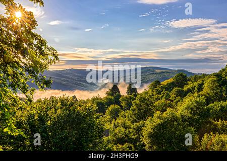 Impresionante vista matutina de las montañas de Middle Stara Planina, cerca de Tryavna, Bulgaria Foto de stock