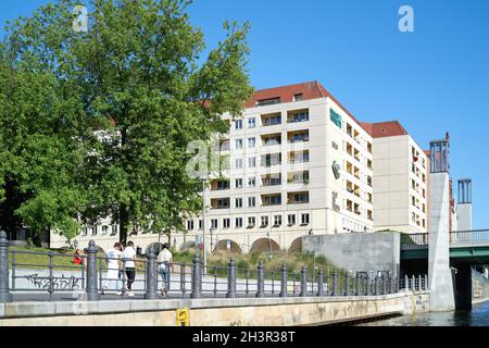 Barrio de Nikolai en el centro de la capital alemana de Berlín Visto desde el río Spree Foto de stock