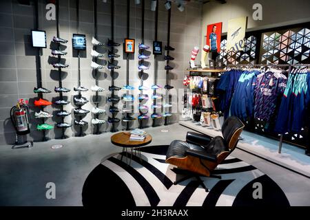 Interior de la tienda Adidas Oxford Street, Londres, Reino Unido de stock -