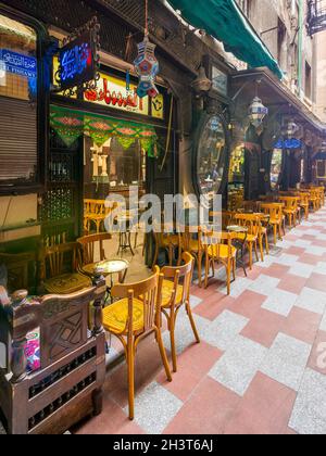 El Cairo, Egipto - 25 2021 de septiembre: Antiguo famoso café, El Fishawi, situado en la histórica era de Mamluk Khan al-Khalili famoso bazar y souq