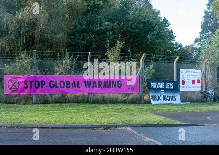 Aeropuerto de Farnborough, Hampshire, Reino Unido. 30th de octubre de 2021. Extinción Los activistas climáticos de la rebelión bloquean el aeropuerto privado más grande del Reino Unido antes de la conferencia de COP26 en Glasgow. Están protestando contra los vuelos privados de los súper ricos, que emiten altos niveles de CO2 y contribuyen significativamente al calentamiento global y a la crisis climática. Crédito: Gillian Pullinger/ Alamy Foto de stock