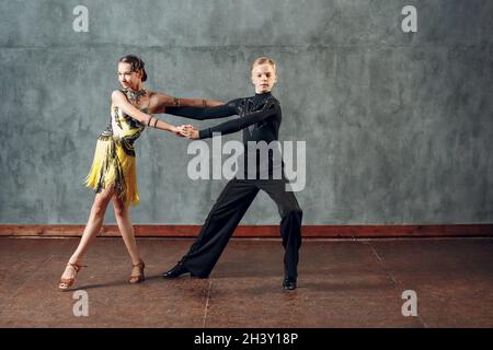 Pareja joven bailarinas de deporte bailando en el salón de baile cha-cha-cha  Fotografía de stock - Alamy