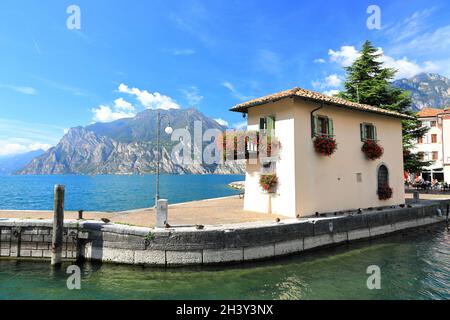 Nago-Torbole en la orilla norte del Lago de Garda. Trentino, norte de Italia, Europa. Foto de stock