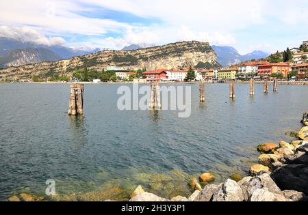 Vista de Nago-Torbole en la orilla norte del Lago de Garda. Trentino, norte de Italia, Europa. Foto de stock