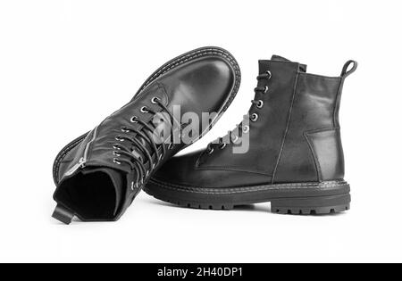 Botas Negras Aisladas En Blanco. Botas De Cuero Con Tapa De Acero Aisladas  En Blanco. Bota De Combate Negra Para Hombre, Botas Militares Negras En  Uso. Fotos, retratos, imágenes y fotografía de