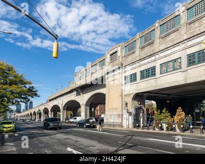 Estación, una elevada estación de metro de la ciudad de Nueva York en Queens Boulevard, ubicada en el corazón de Sunnyside. Foto de stock