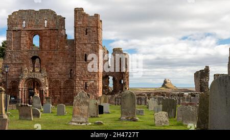 Ruinas del Priorato de Lindisfarne, Northumberland, Inglaterra Foto de stock