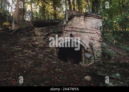 Una Antigua Bodega Abandonada De Arenisca Una Cueva Escondida En El Bosque Utilizada Para El Almacenamiento En El Pasado Fotografia De Stock Alamy