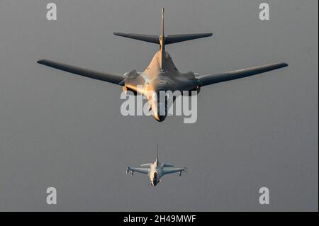 Bahrein, Bahrein. 30 de octubre de 2021. Un bombardero estratégico de la Fuerza Aérea B1-B Lancer de los Estados Unidos es acompañado por un avión de combate Falcón de la Fuerza Aérea Real Bahraini F-16C durante una patrulla de presencia sobre el Golfo Pérsico el 30 de octubre de 2021 cerca de Bahrein. Crédito: SRA Jerreht Harris/Planetpix/Alamy Live News